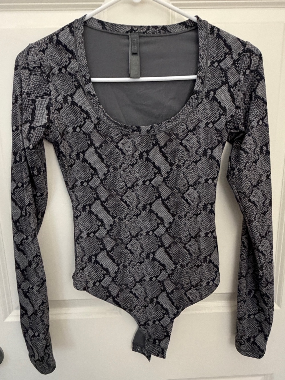 SKIMS Fits Everybody Long Sleeve Scoop Bodysuit Snake Print Small